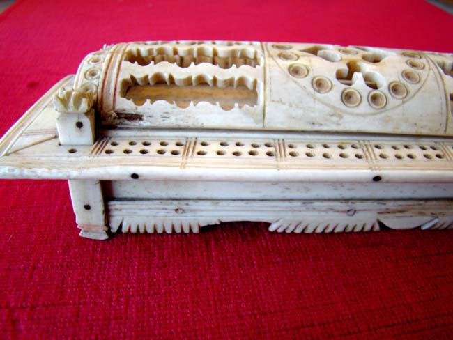 A Napoleonic period Prisoner-of-war bone game box dated 1811 — image 3